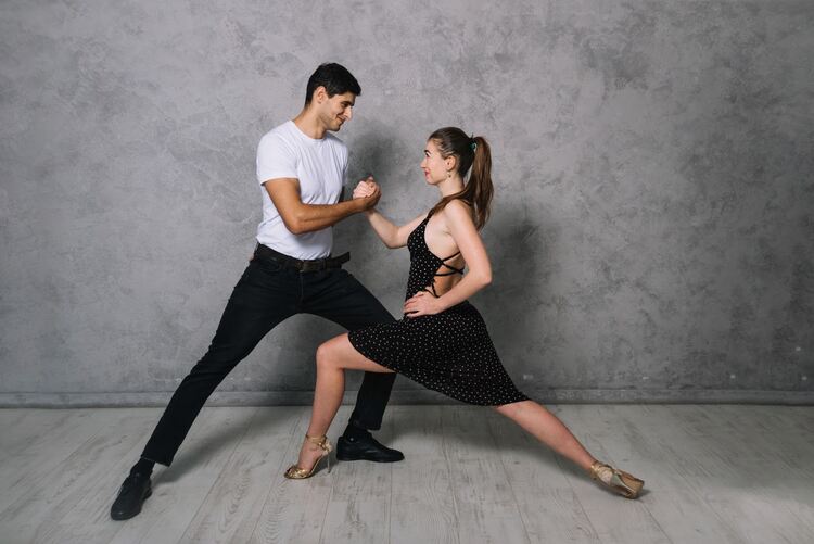 Bachata Dance Lessons: Online vs. In-Person – Which is Right for You?